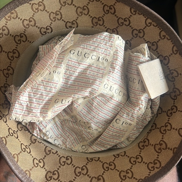 Hi I’m selling a nearly new Gucci bucket hat. Worn a few times. No stains. - Picture 4 of 6
